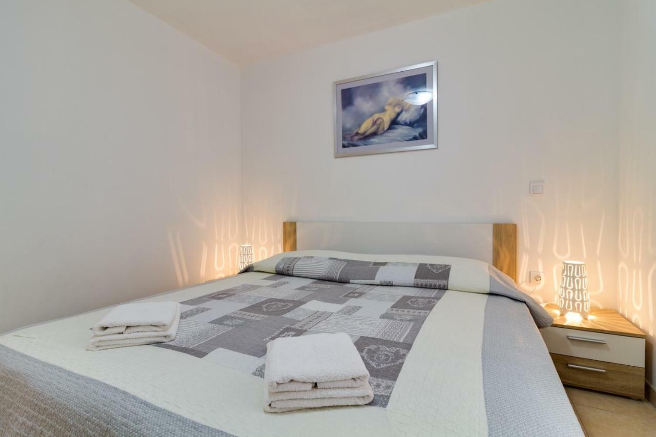 Apartments Tonka Near Beach And Sea Pula Exterior photo